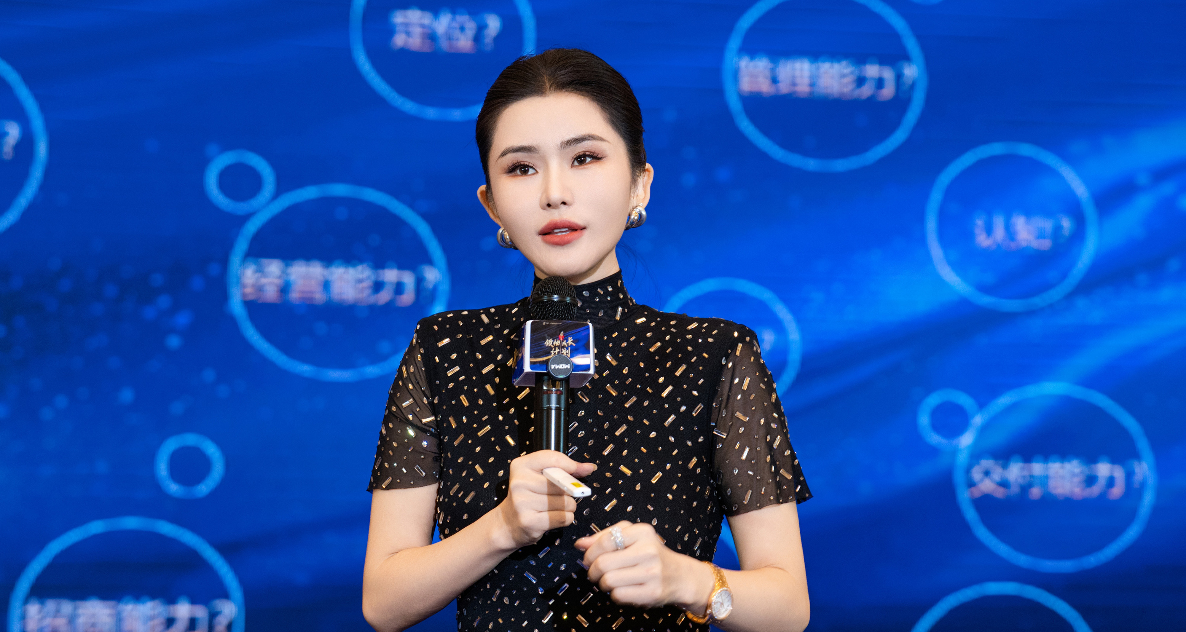 周炜